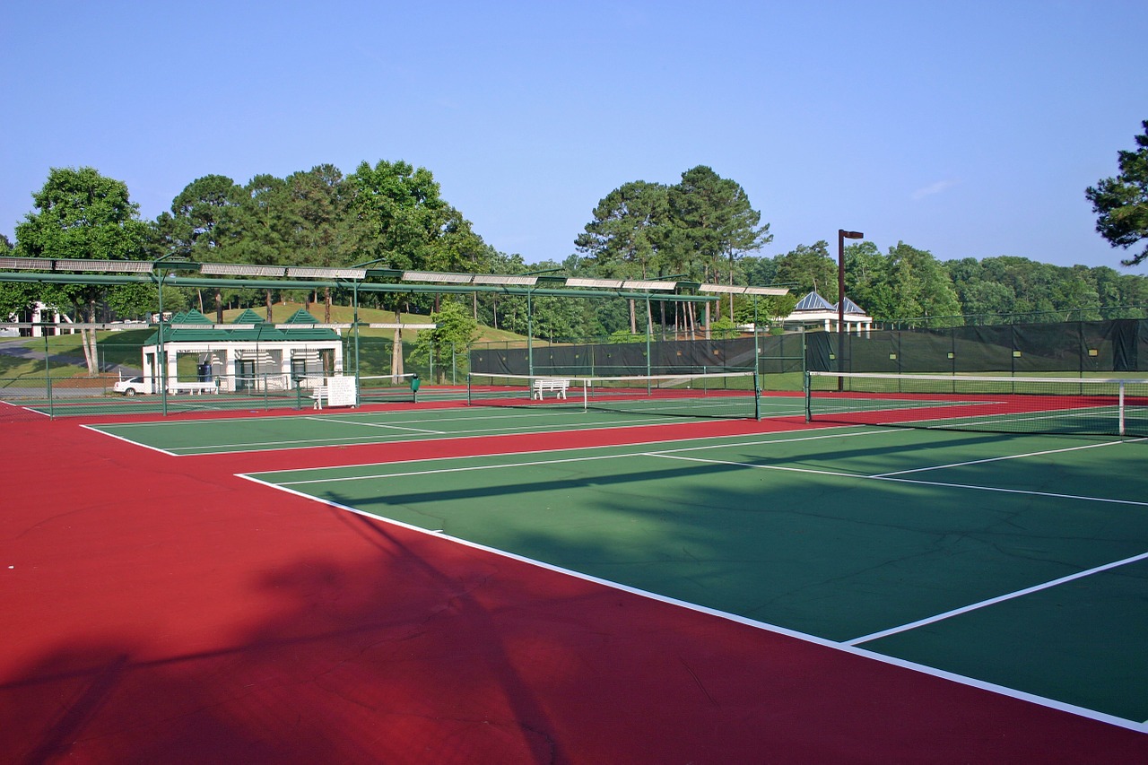 Synthetic tennis court